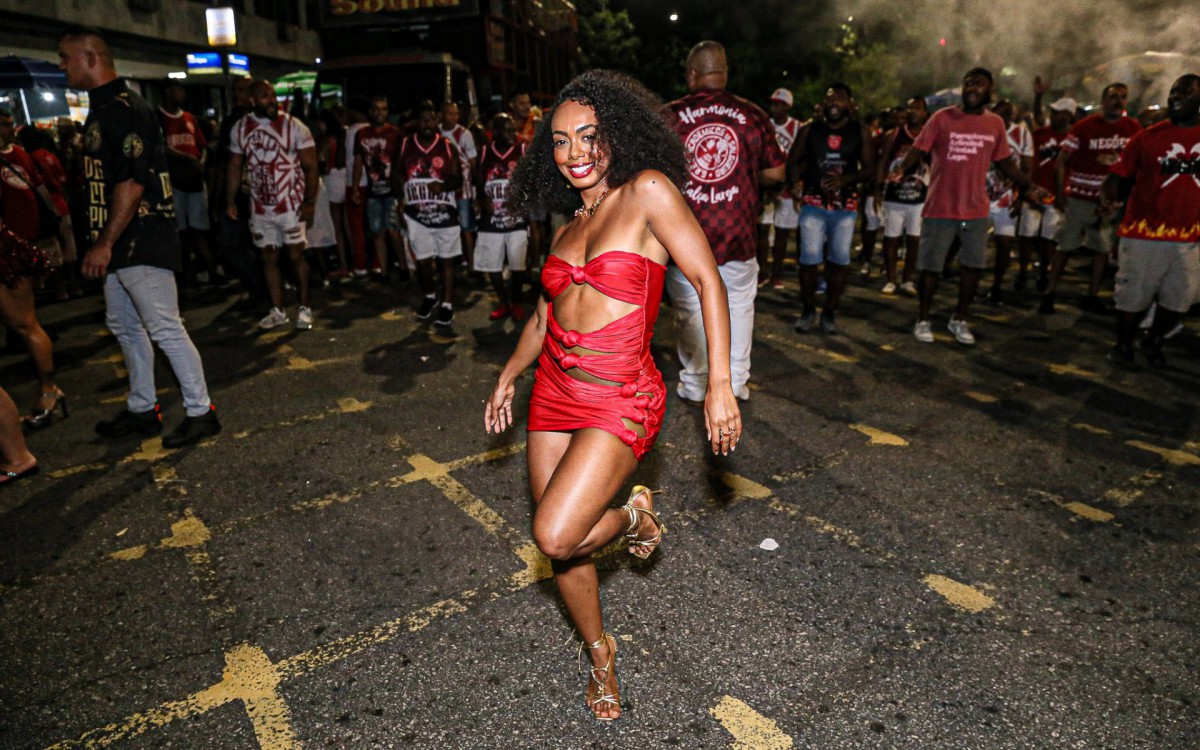  Dandara Mariana samba muito durante o ensaio de rua do Salgueiro