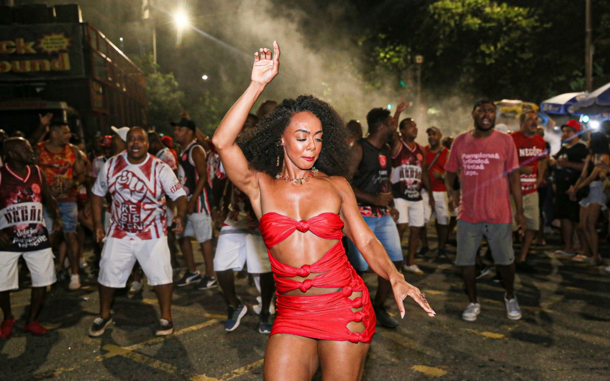  Dandara Mariana samba muito durante o ensaio de rua do Salgueiro