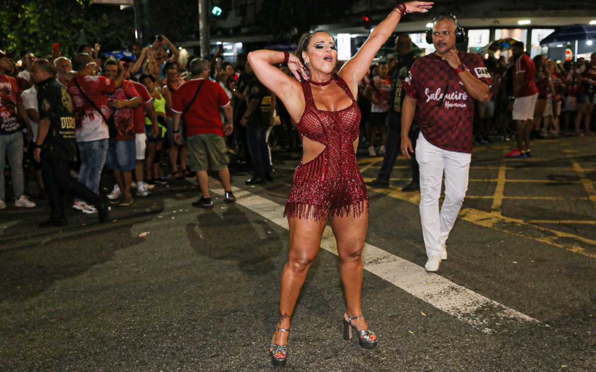 Viviane Ara&uacute;jo samba muito durante o ensaio de rua do Salgueiro