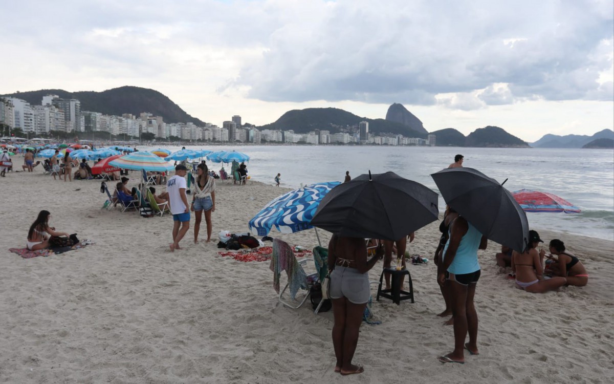 Cariocas foram à praia na manhã desta segunda-feira, quando a cidade ainda vivia estágio de normalidade - Pedro Ivo / Agência O Dia