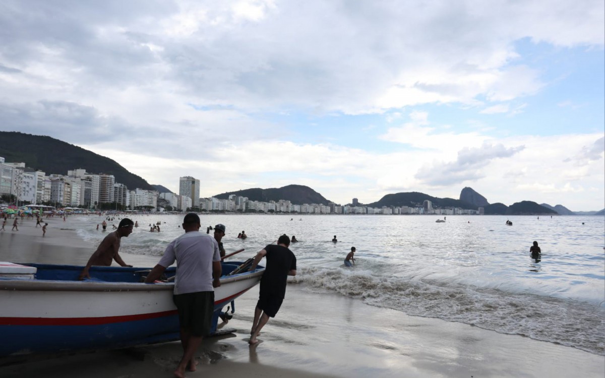 Cariocas foram à praia na manhã desta segunda-feira, quando a cidade ainda vivia estágio de normalidade - Pedro Ivo / Agência O Dia