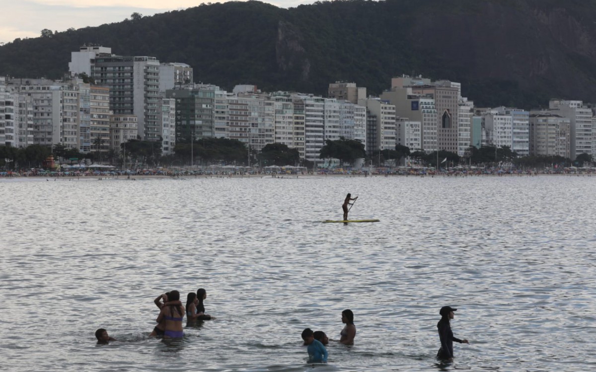 Cariocas foram à praia na manhã desta segunda-feira, quando a cidade ainda vivia estágio de normalidade - Pedro Ivo / Agência O Dia