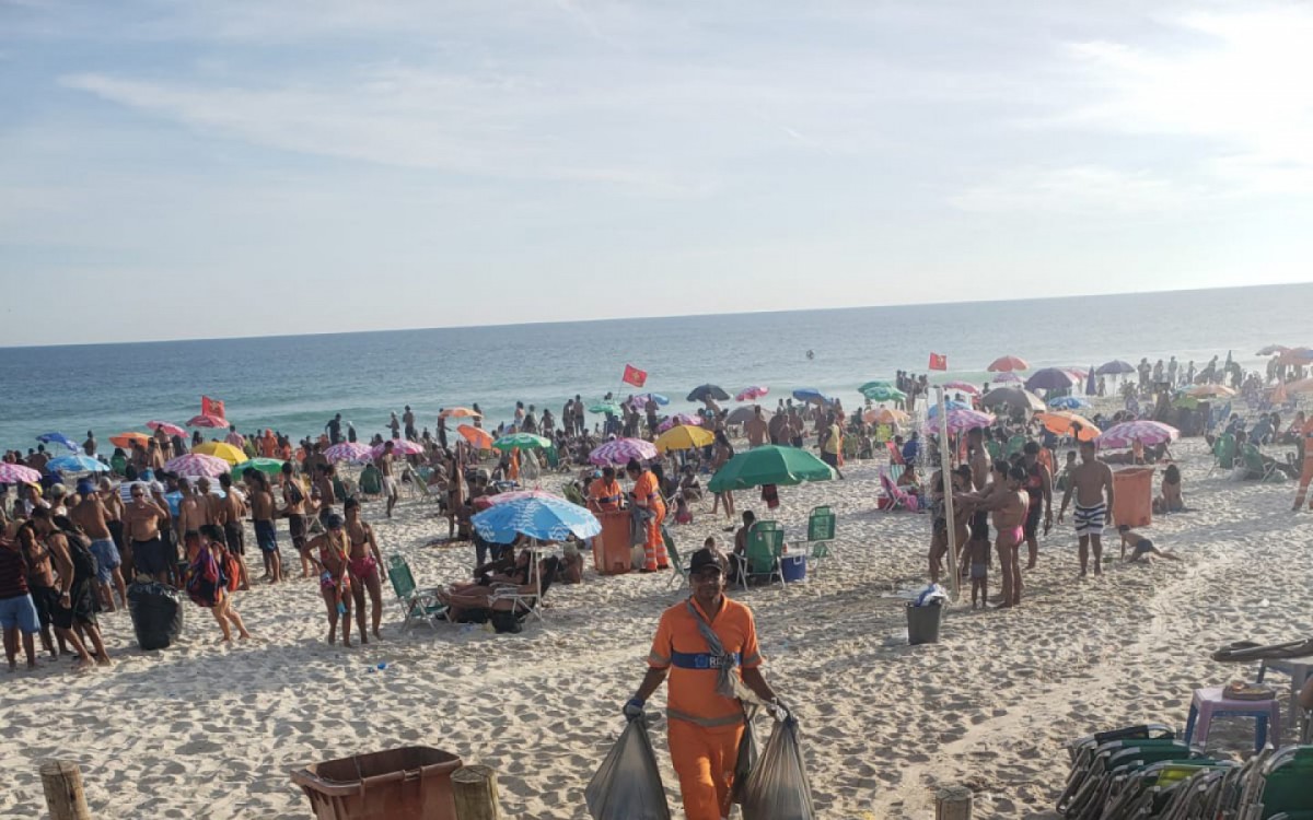 Comlurb recolhe 640,4 toneladas de resíduos das areias das praias no feriadão de São Sebastião - Divulgação / Comlurb
