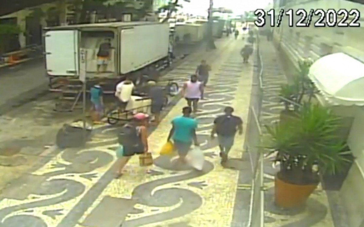 Caminh&Atilde;&pound;o de gelo estava parado na rua Rodolfo Dantas, em Copacabana, quando foi abordado por fiscais