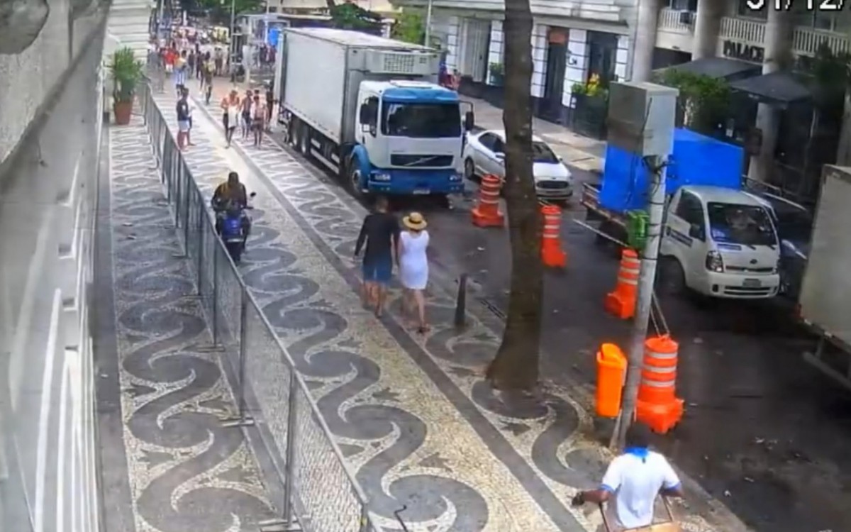 Caminhão de gelo estava parado na rua Rodolfo Dantas, em Copacabana, quando foi abordado por fiscais - Reprodução/TV Globo