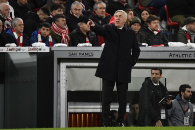 Ancelotti vê perseguição a Vinicius Junior e cobra mais respeito ao brasileiro: 'É um grande jogador'