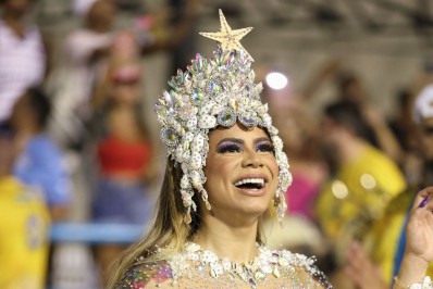 Com look de sereia, Lexa samba muito em ensaio técnico da Unidos da Tijuca