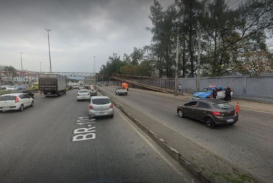Bombeiro é atacado a tiros e tem carro roubado na Avenida Brasil