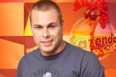 Ex-participante de 'A Fazenda' é preso suspeito de espancar filho de 5 anos em São Gonçalo