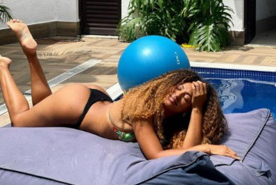 Sheron Menezzes posa de biquíni e exibe o bumbum na nuca 