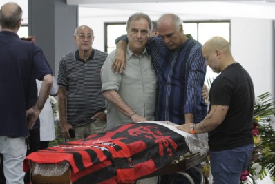 Com a presença de Gerson, outros amigos e familiares, corpo de Gilson Ricardo é velado no salão do Flamengo