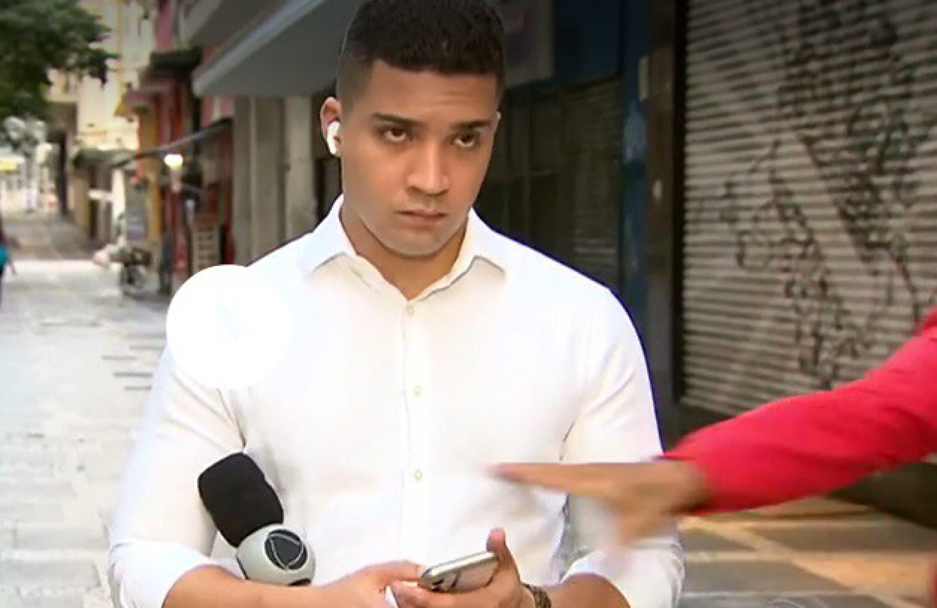 Marcos Guimarães quase teve o celular levado pelo ladrão - Reprodução de vídeo / Record TV