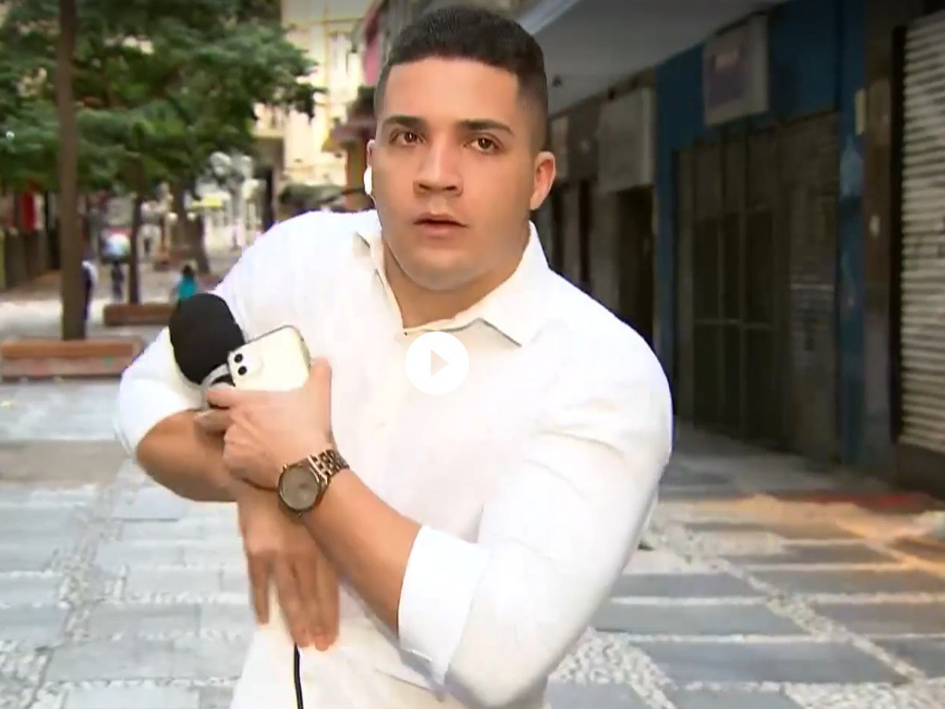 Marcos Guimarães quase teve o celular levado pelo ladrão - Reprodução de vídeo / Record TV