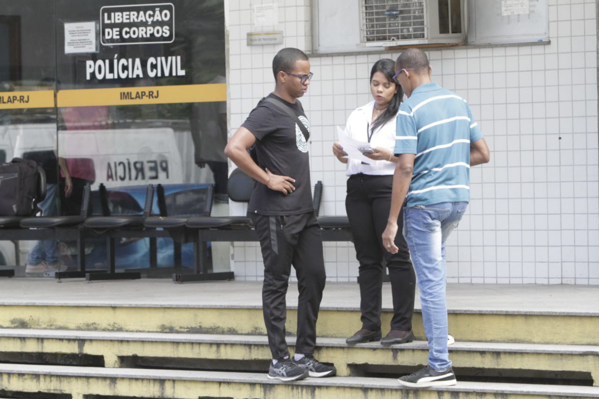 Familiares da jovem Thalita Coutinho, de 22 anos, estiveram no IML para reconhecimento do corpo - Marcos Porto/Agência O Dia