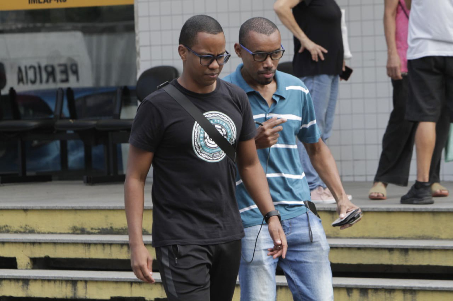 Familiares da jovem Thalita Coutinho, de 22 anos, estiveram no IML para reconhecimento do corpo - Marcos Porto/Agência O Dia