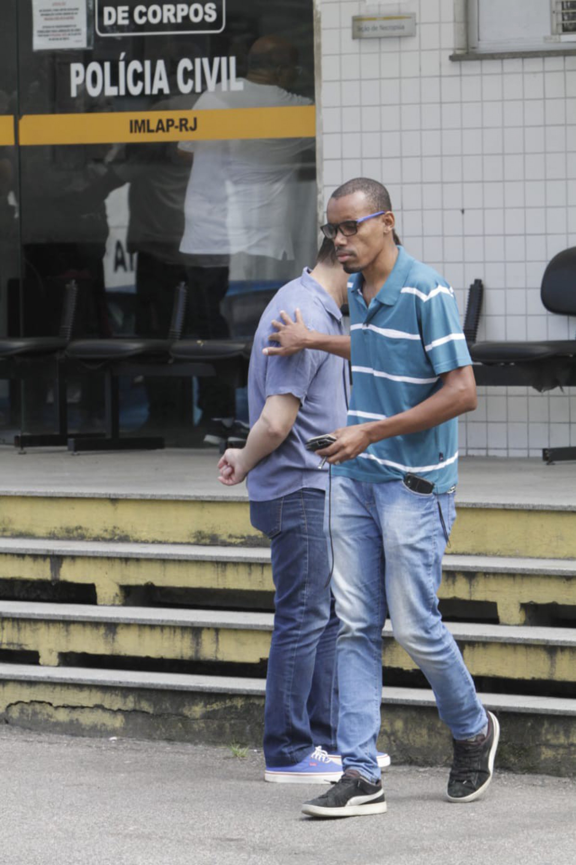 Familiares da jovem Thalita Coutinho, de 22 anos, estiveram no IML para reconhecimento do corpo - Marcos Porto/Agência O Dia