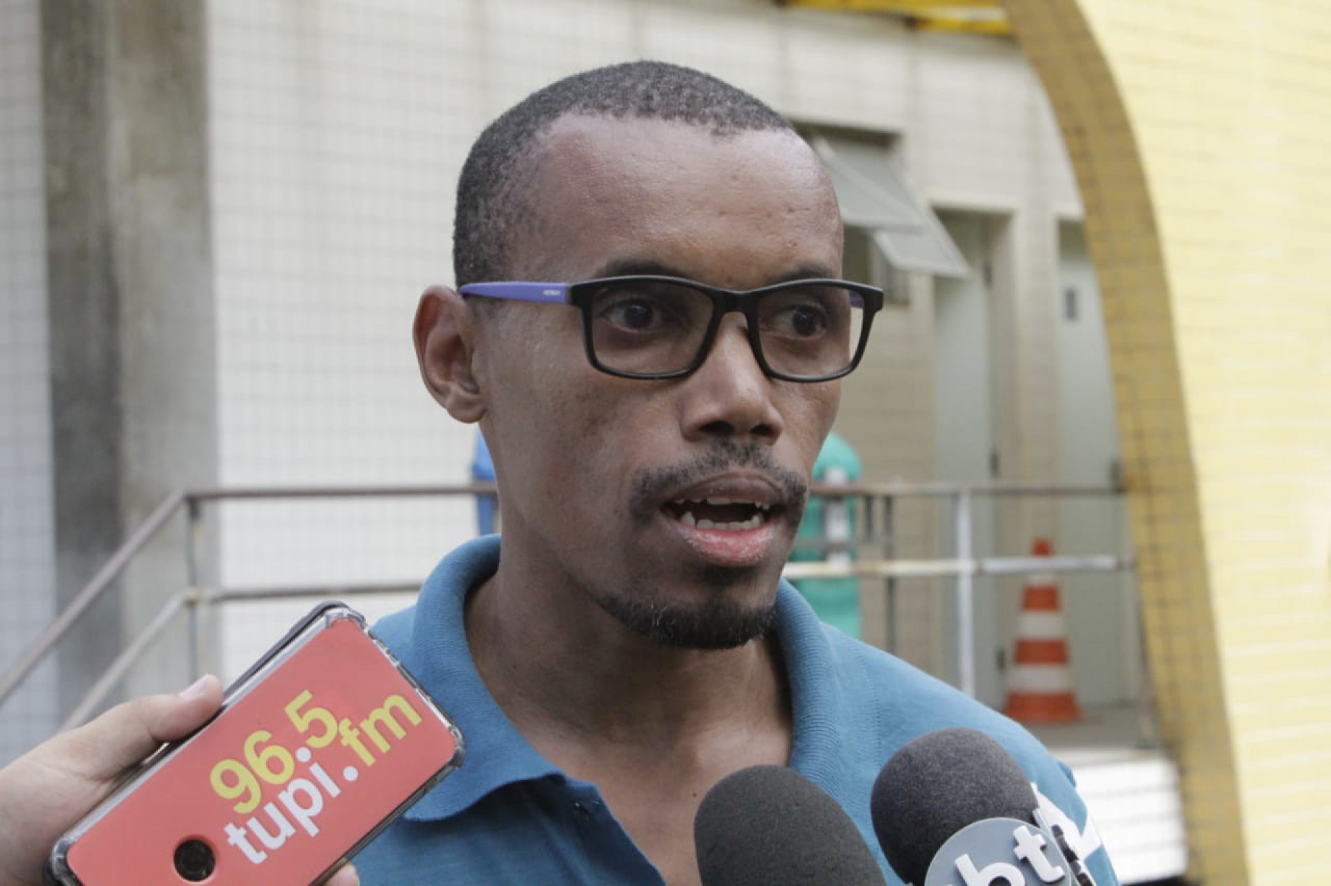 Kérzio Rodrigues, tio de Thalita Coutinho, esteve no IML na manhã desta segunda - Marcos Porto/Agência O Dia