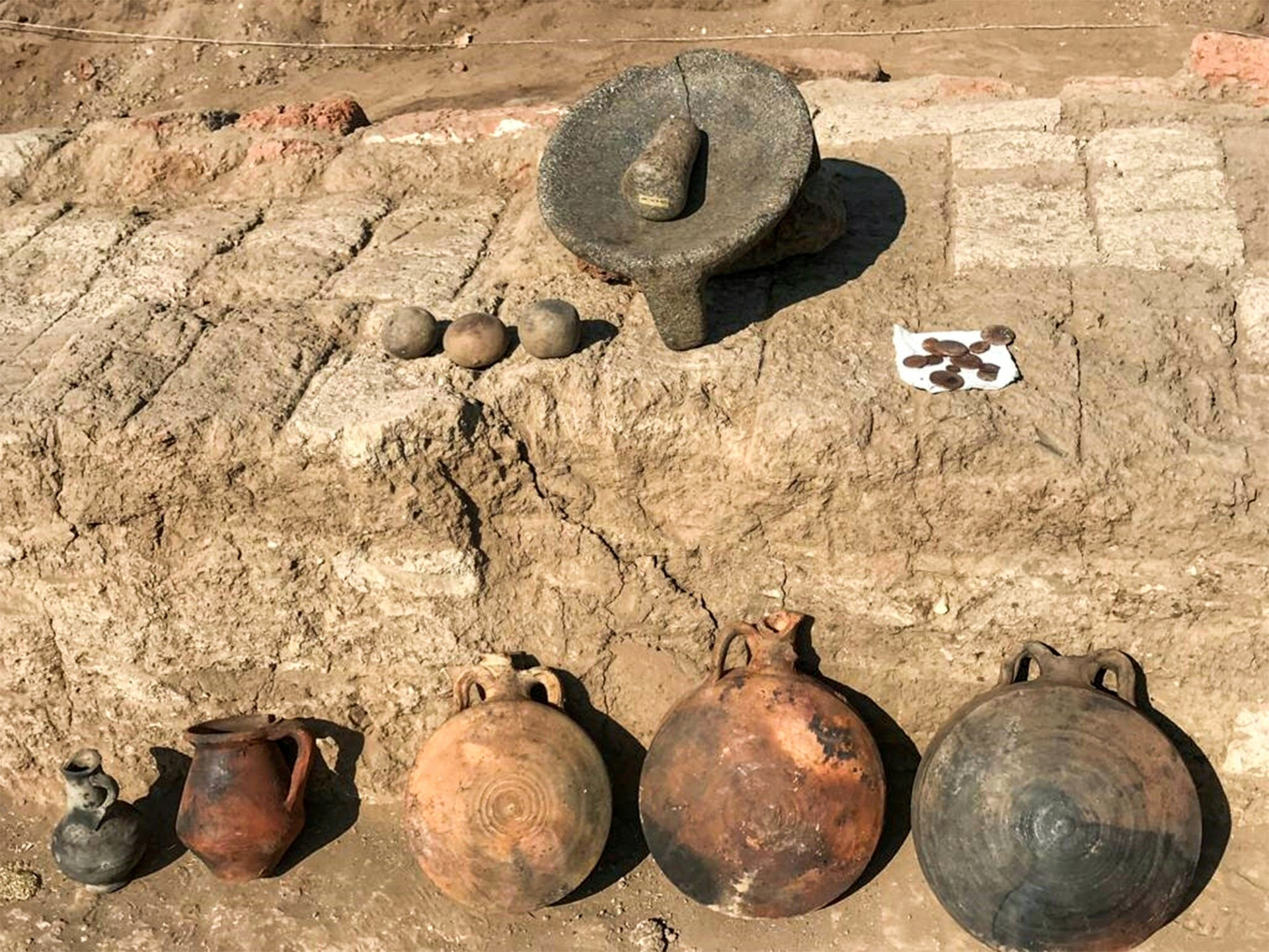 Oficinas metalúrgicas, utensílios e moedas romanas foram encontradas na cidade descoberta em Luxor
 - AFP