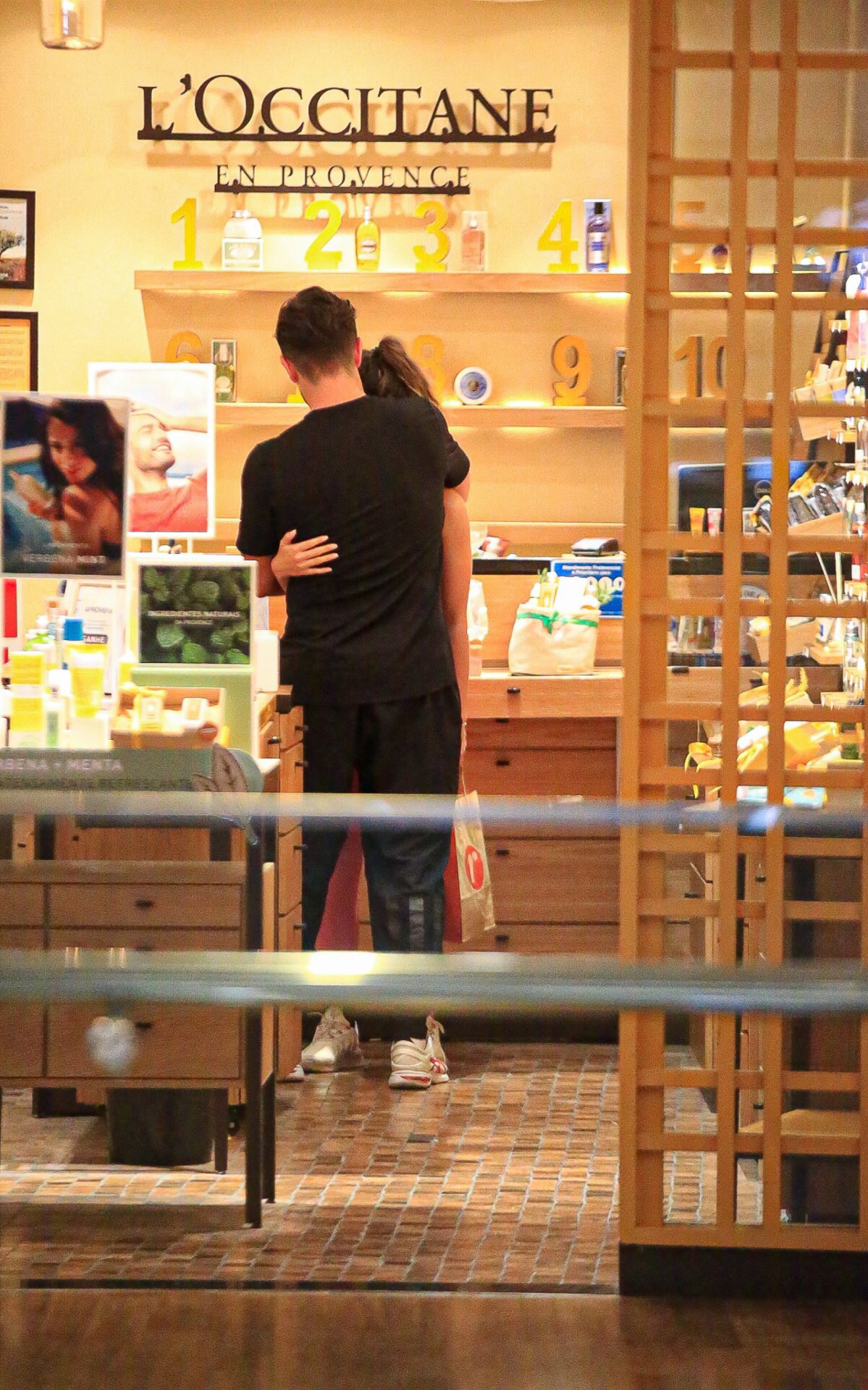 Rafael Cardoso passeia de mãos dadas e troca beijos com seu novo affair, Vivian Linhares, em shopping da Barra da Tijuca, na Zona Oeste do Rio