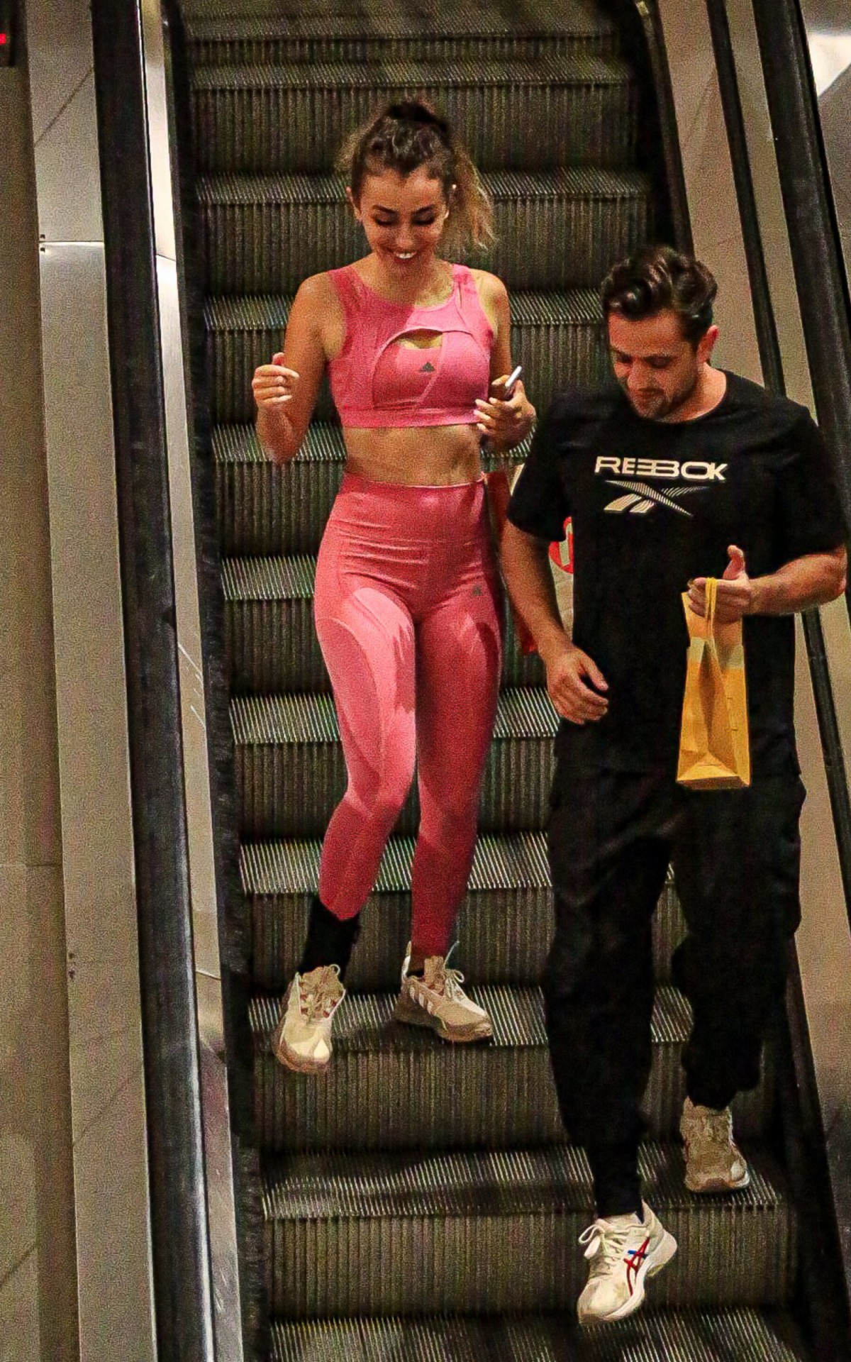 Rafael Cardoso passeia de mãos dadas e troca beijos com seu novo affair, Vivian Linhares, em shopping da Barra da Tijuca, na Zona Oeste do Rio