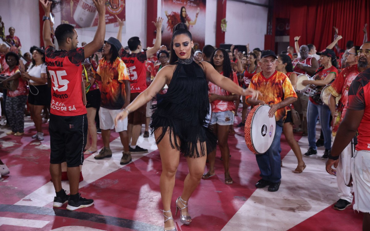 A rainha de bateria Nathalia Hino, da Est&aacute;cio de S&aacute;