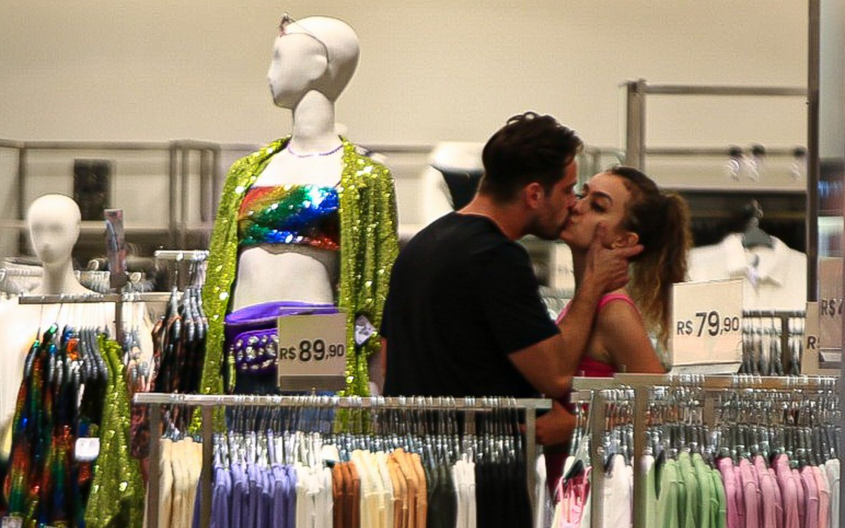 Rafael Cardoso passeia de mãos dadas e troca beijos com seu novo affair, Vivian Linhares, em shopping da Barra da Tijuca, na Zona Oeste do Rio
