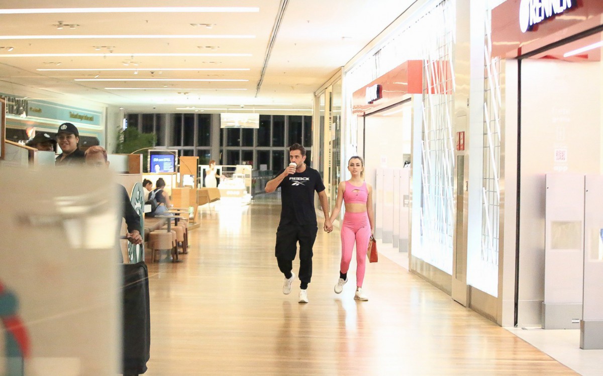 Rafael Cardoso passeia de mãos dadas e troca beijos com seu novo affair, Vivian Linhares, em shopping da Barra da Tijuca, na Zona Oeste do Rio