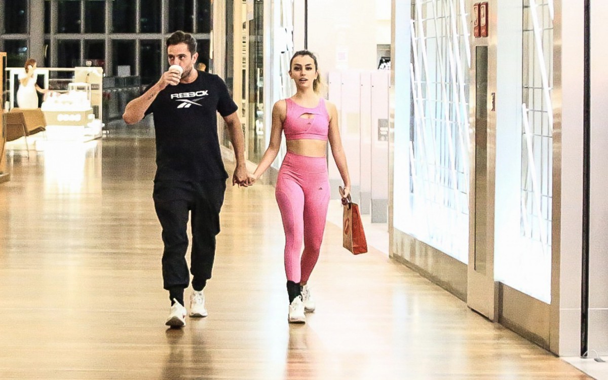 Rafael Cardoso passeia de mãos dadas e troca beijos com seu novo affair, Vivian Linhares, em shopping da Barra da Tijuca, na Zona Oeste do Rio