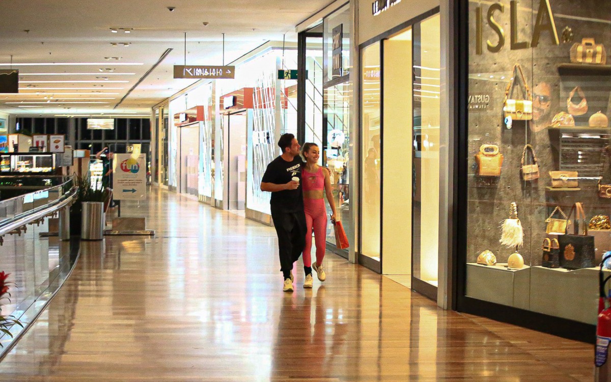 Rafael Cardoso passeia de mãos dadas e troca beijos com seu novo affair, Vivian Linhares, em shopping da Barra da Tijuca, na Zona Oeste do Rio