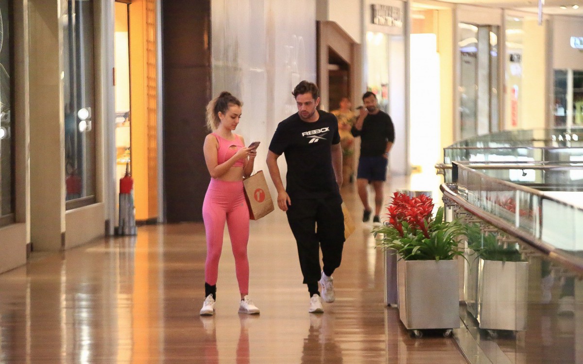 Rafael Cardoso passeia de mãos dadas e troca beijos com seu novo affair, Vivian Linhares, em shopping da Barra da Tijuca, na Zona Oeste do Rio