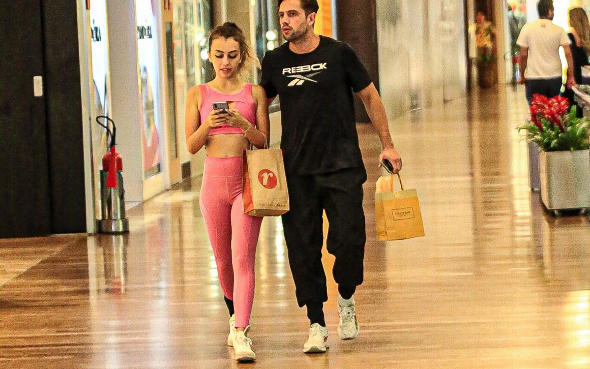 Rafael Cardoso passeia de mãos dadas e troca beijos com seu novo affair, Vivian Linhares, em shopping da Barra da Tijuca, na Zona Oeste do Rio