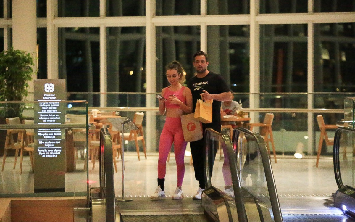 Rafael Cardoso passeia de mãos dadas e troca beijos com seu novo affair, Vivian Linhares, em shopping da Barra da Tijuca, na Zona Oeste do Rio