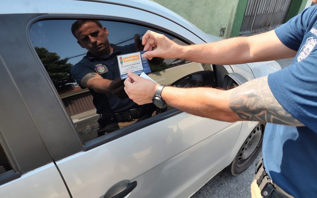 Ve&iacute;culos estacionados irregularmente na regi&atilde;o receberam advert&ecirc;ncias