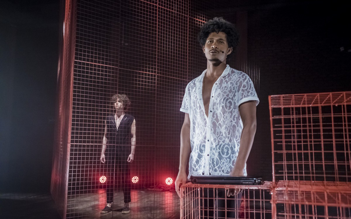 Pe&ccedil;a 'Textos Cru&eacute;is Demais' est&aacute; em cartaz no Rio com hist&oacute;ria de amor moderna - Divulga&ccedil;&atilde;o