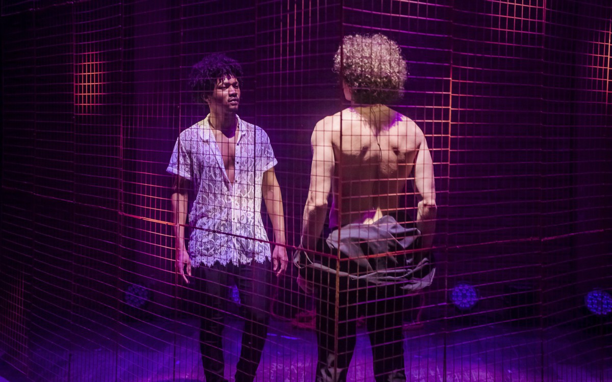 Em cartaz no Rio, a pe&ccedil;a 'Textos Cru&eacute;is Demais' foi inspirada em livro de poemas escrito por Igor Pires - Divulga&ccedil;&atilde;o