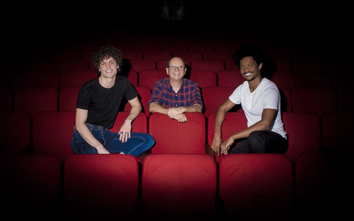 Carlos Jardim (centro) assina a dire&ccedil;&atilde;o e roteiro da pe&ccedil;a 'Textos Cru&eacute;is Demais', com Edmundo Vitor e Felipe Barreto - Divulga&ccedil;&atilde;o