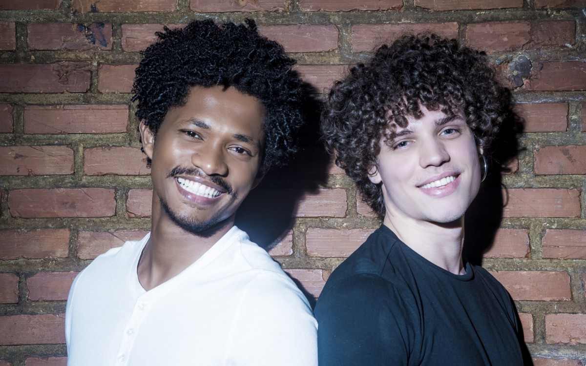 Edmundo Vitor (esq.) e Felipe Barreto contracenam como ex-namorados na pe&ccedil;a 'Textos Cru&eacute;is Demais' - Divulga&ccedil;&atilde;o