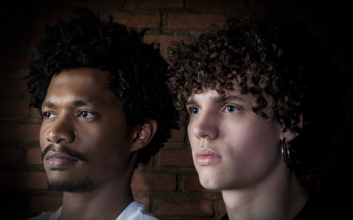 Edmundo Vitor (esq.) e Felipe Barreto contracenam como ex-namorados na peça 'Textos Cruéis Demais' - Divulgação