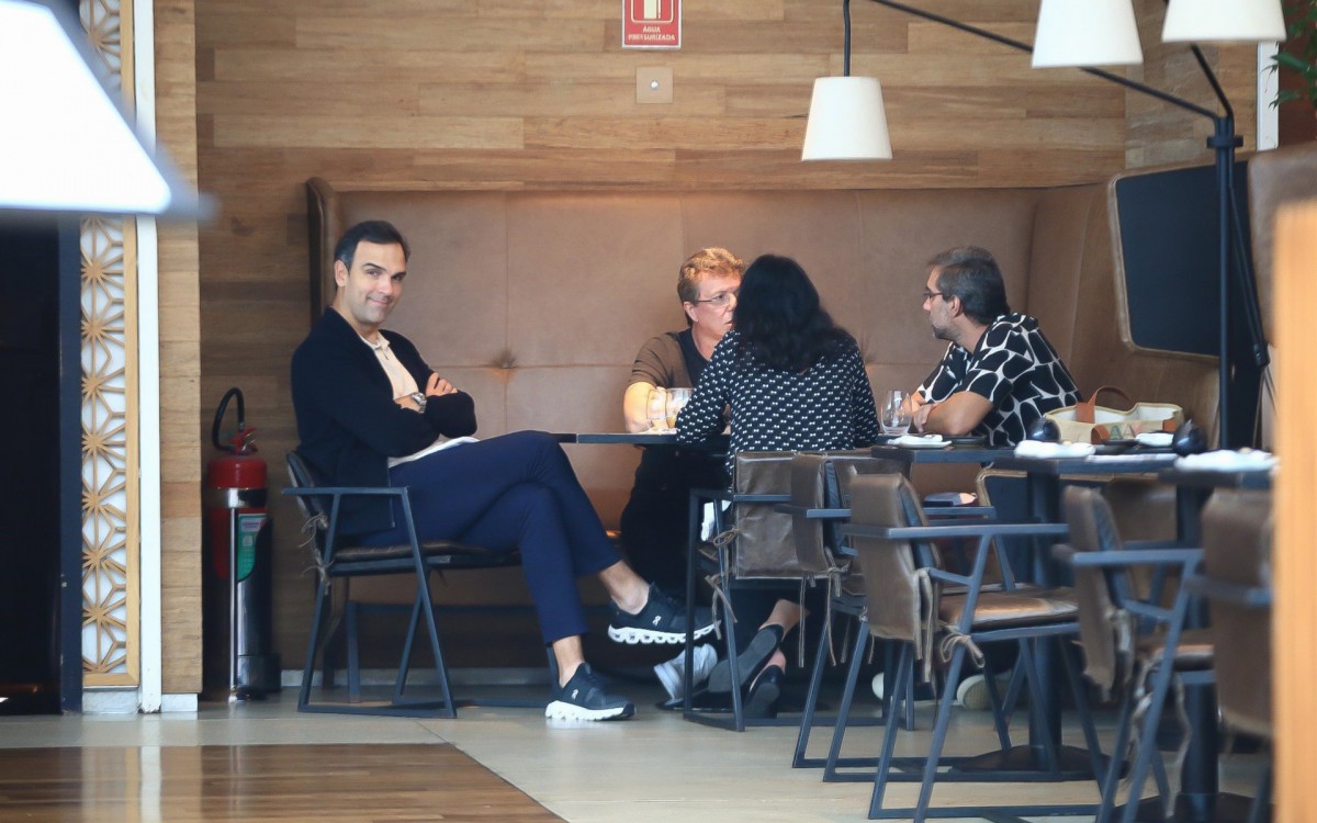 Tadeu Schmidt e Boninho almo&ccedil;aram com amigos, nesta ter&ccedil;a-feira