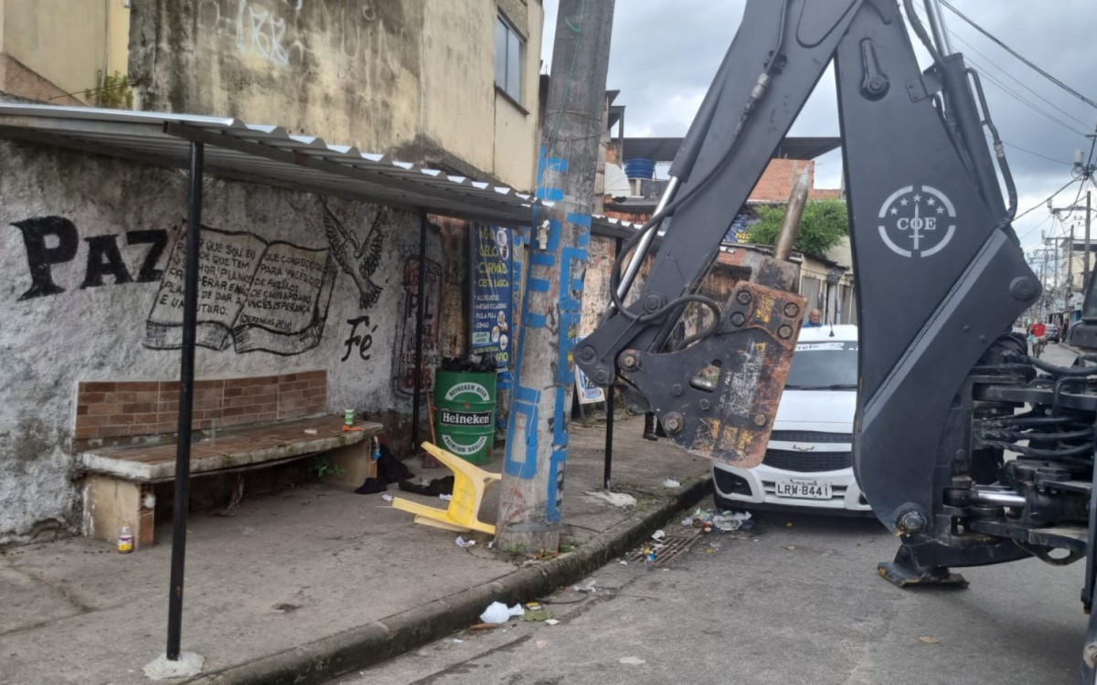 Ruas da Cidade de Deus, na Zona Oeste, foram desobstru&iacute;das por equipes do N&uacute;cleo de Apoio &agrave;s Opera&ccedil;&otilde;es Especiais (NAOE)