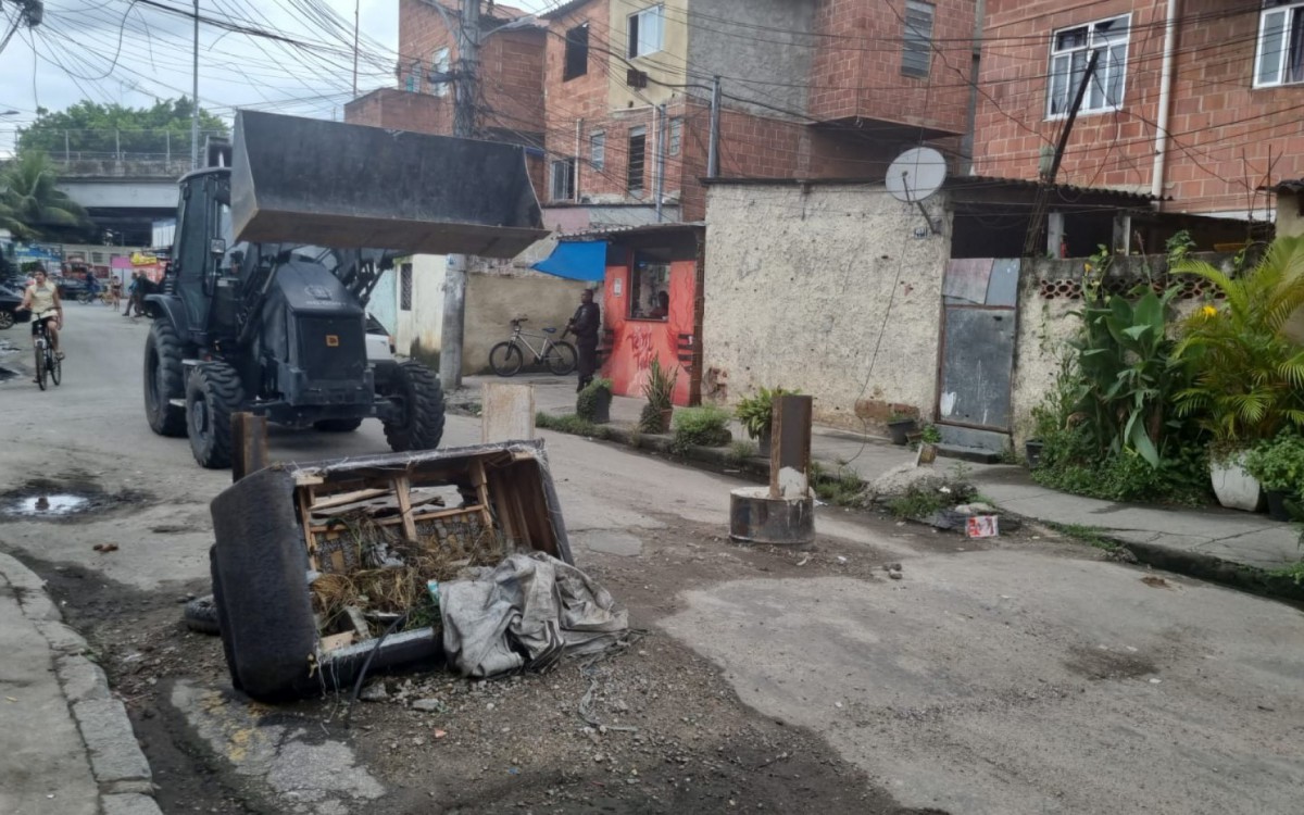Equipes do N&uacute;cleo de Apoio &agrave;s Opera&ccedil;&otilde;es Especiais (NAOE) retiram barricadas da Cidade de Deus durante opera&ccedil;&atilde;o - Divulga&ccedil;&atilde;o / PMERJ