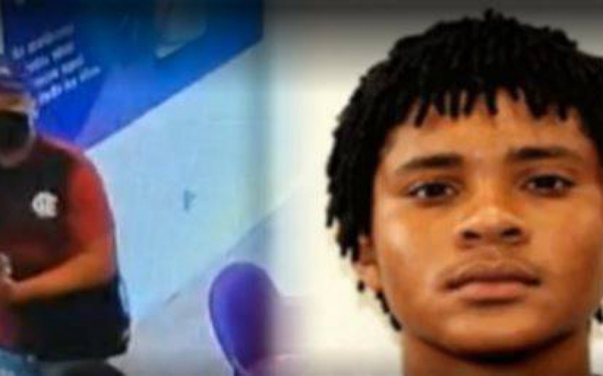Gabriel aparece de camisa do Flamengo e com uma arma no assalto a loja de celulares - Reprodução