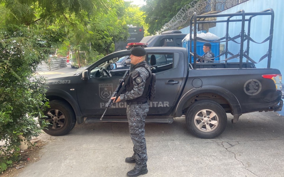 Durante a troca de turno, policiais do Batalh&atilde;o de Pol&iacute;cia de Choque (BPChq) foram atacados a tiros, no Jacarezinho, e reagiram