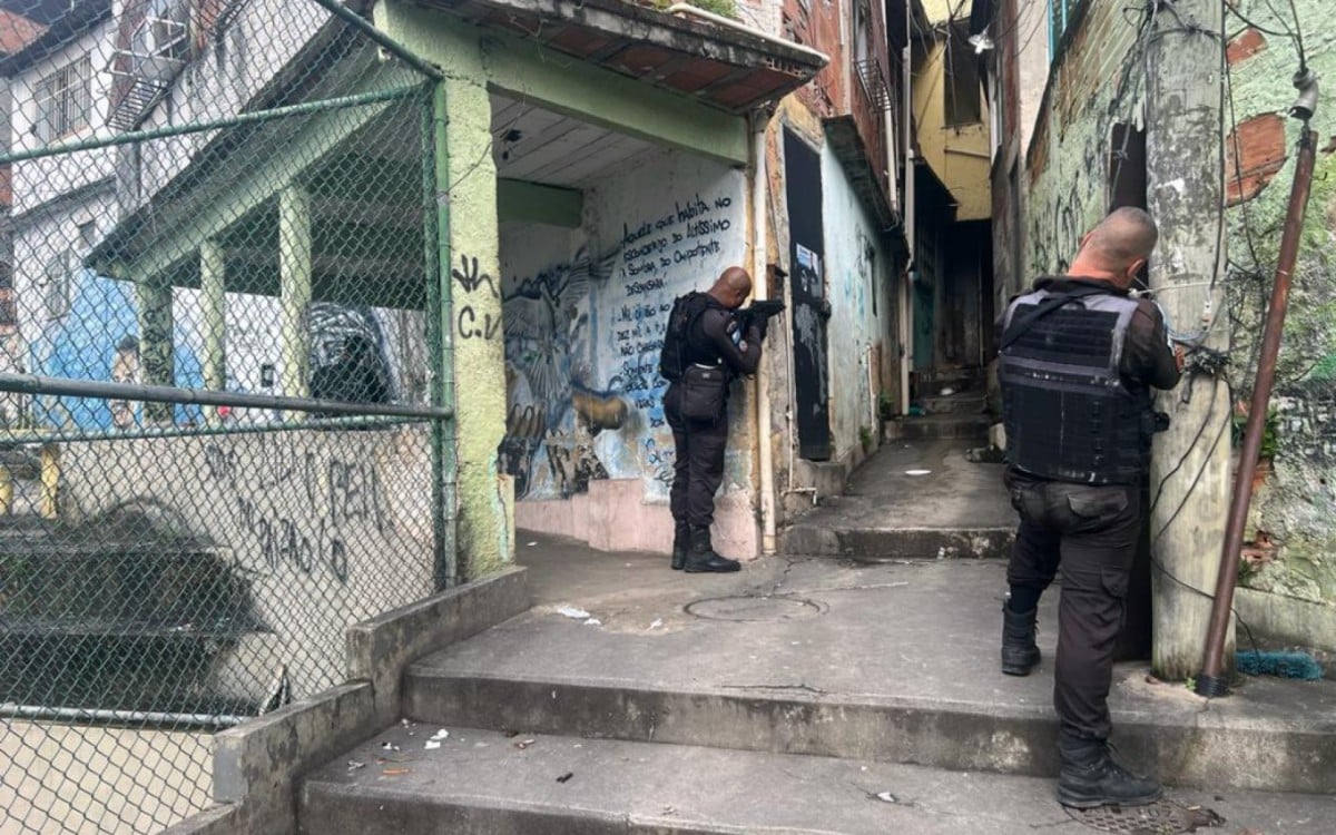 Policiais do 3ºBPM (Méier) ocupam a comunidade do JJ, em Tomás Coelho, procurando por drogas e armas - Divulgação / PMERJ