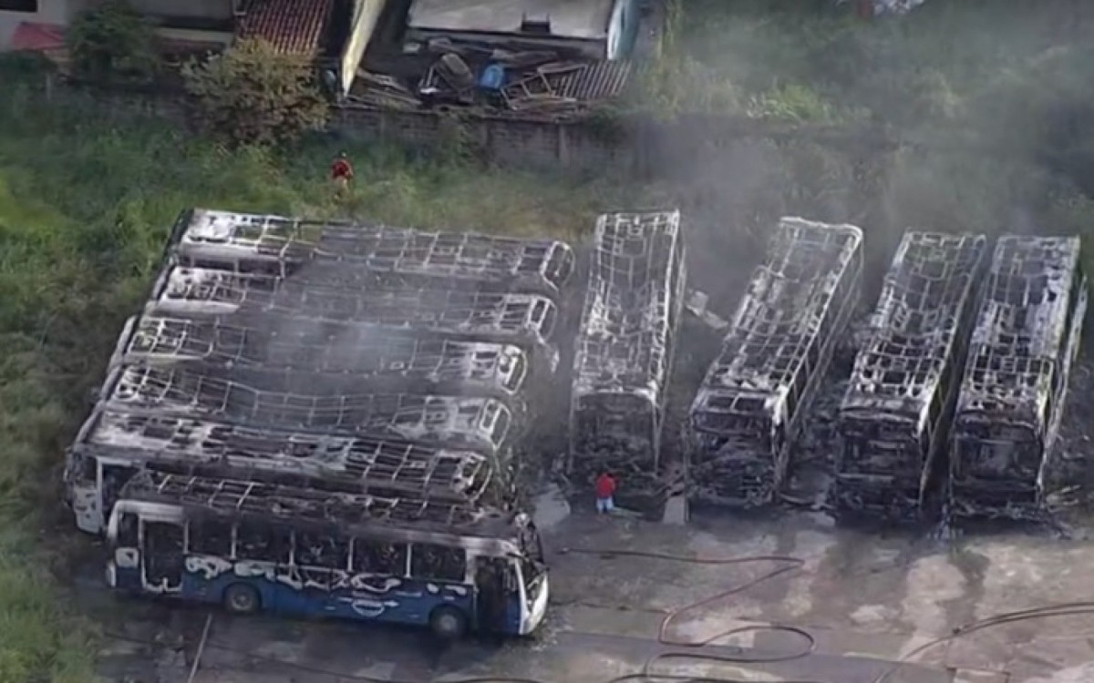 Pelo menos dez ônibus escolares foram destruídos pelas chamas - Reprodução/TV Globo