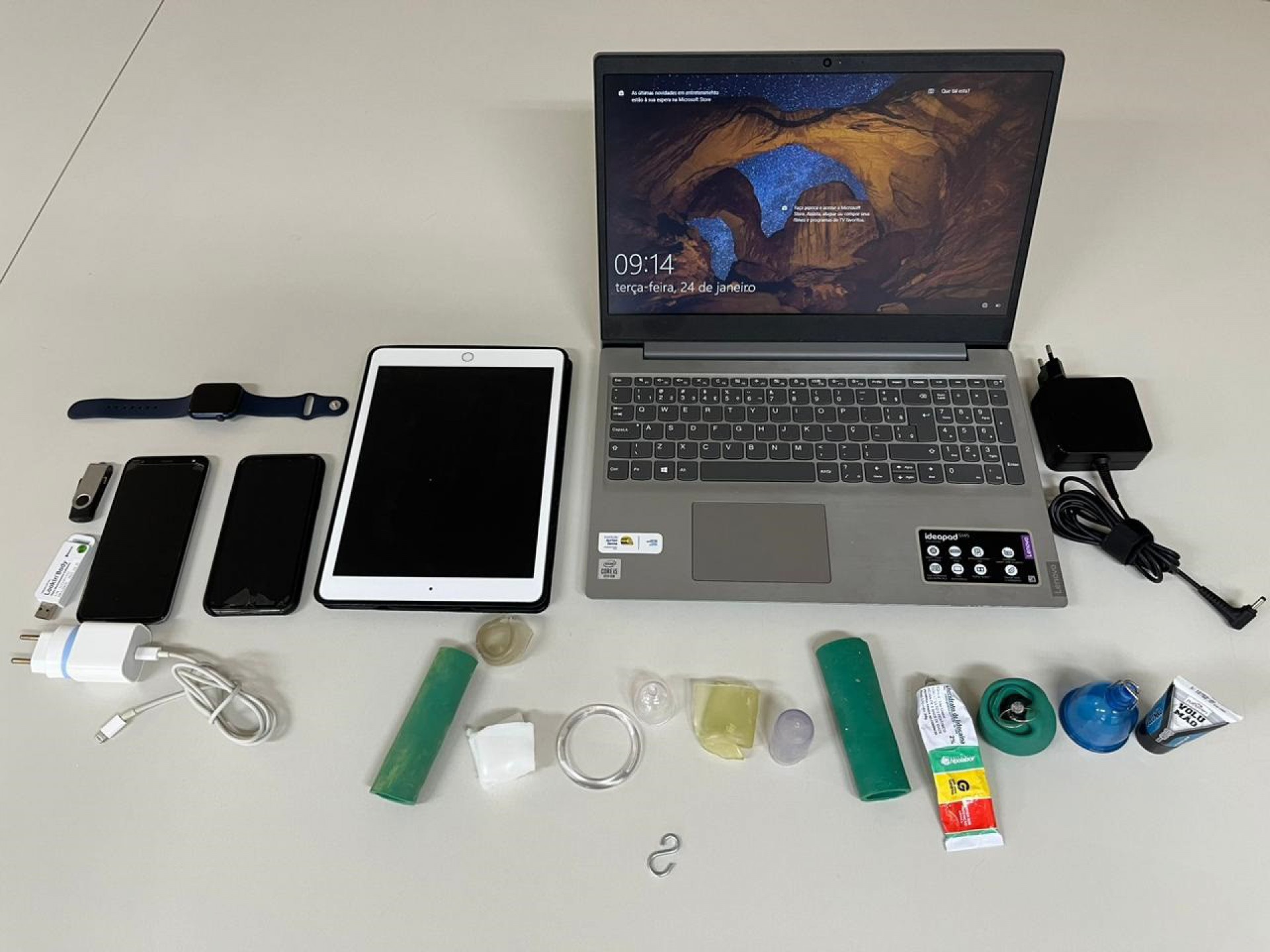 No imóvel, foram apreendidos notebooks, aparelhos celulares, pen-drivers e outros dispositivos eletrônicos e o entorpecente - Haeckel Dias/Polícia Civil da Bahia
