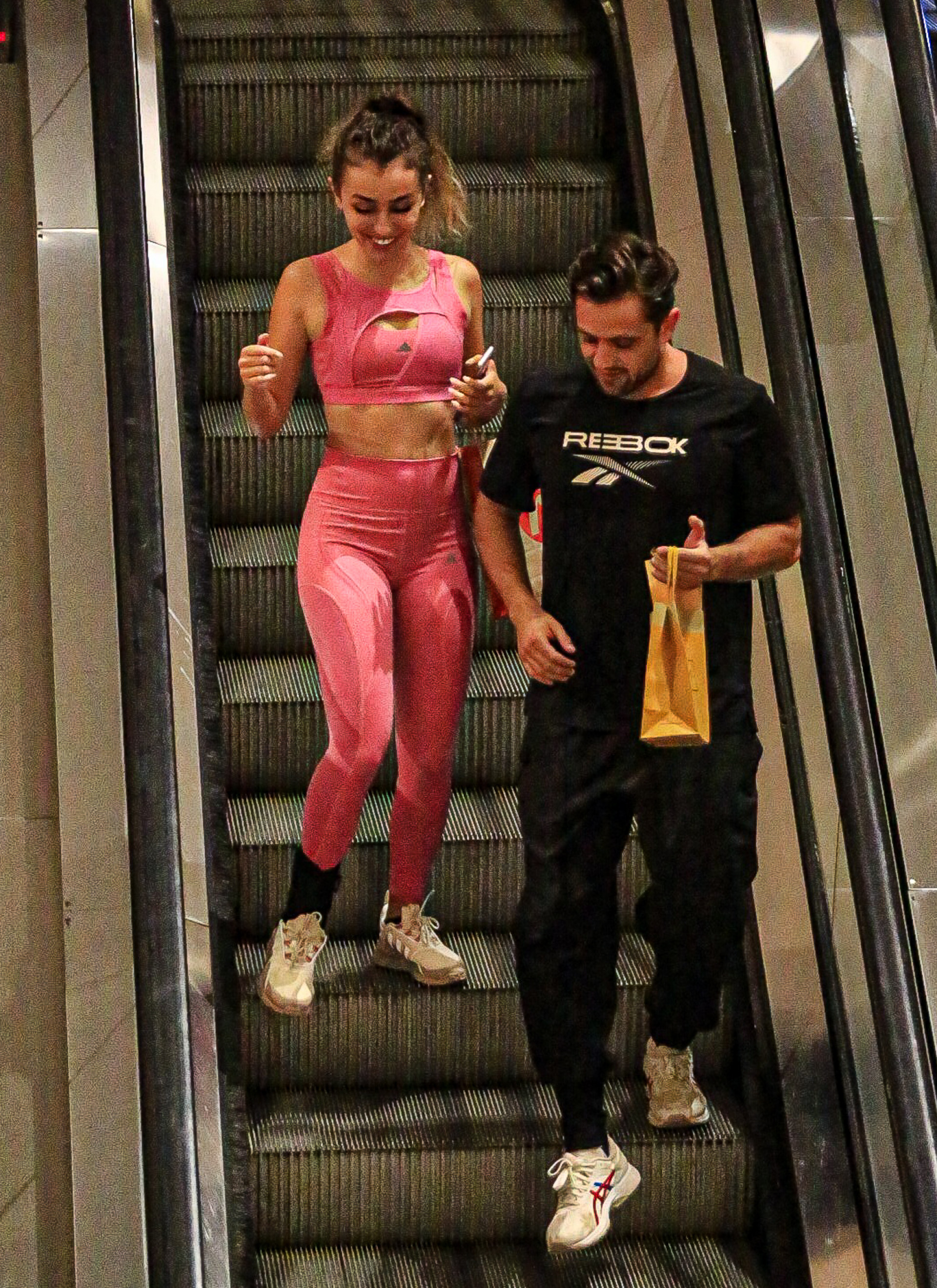 Rafael Cardoso passeia de mãos dadas e troca beijos com seu novo affair, Vivian Linhares, em shopping da Barra da Tijuca, na Zona Oeste do Rio - Edson Aipim / Ag. News