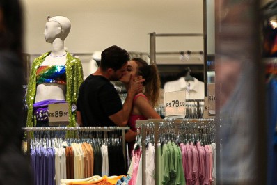 A fila anda! Rafael Cardoso é flagrado aos beijos em shopping