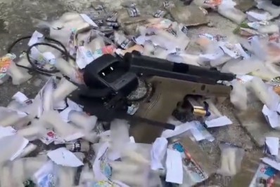 Trio com arma e drogas é preso pela PM após fuga em Meriti