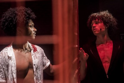 Best-seller ‘Textos cruéis demais’ inspira peça em cartaz no Rio: ‘Nada melhor do que falar de amor’